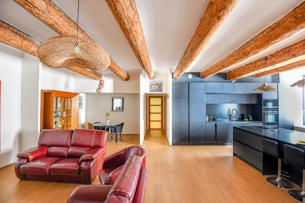 Il comprend un salon doté d'un mobilier en cuir et une cuisine. dans l'établissement Appart standing avec 2 ch clim sur le Vieux-Port, à Marseille