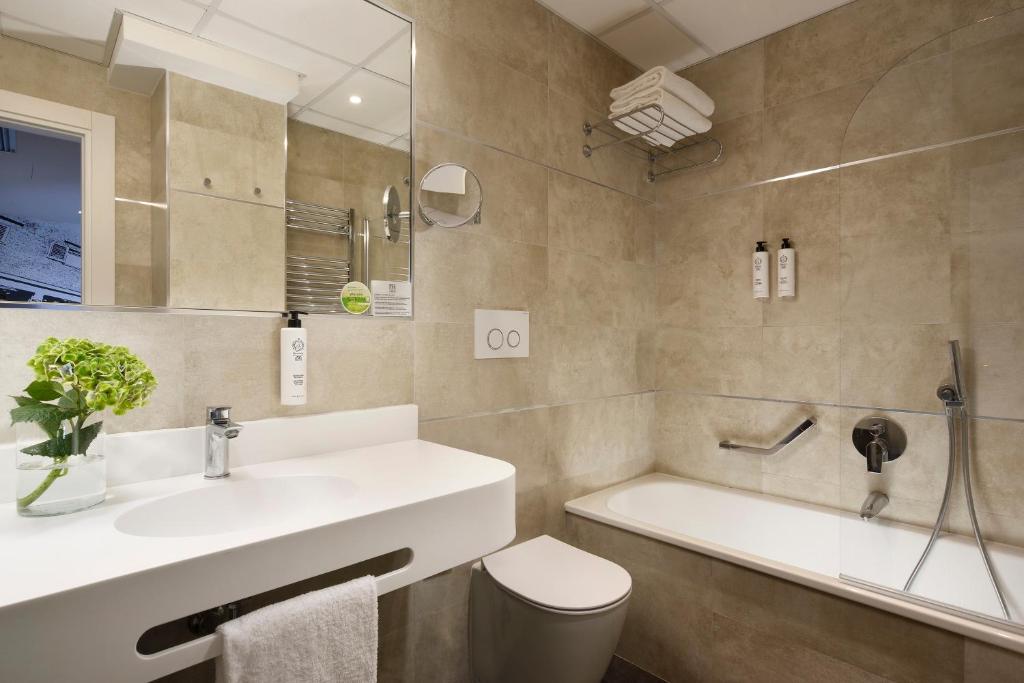 A bathroom at FH55 Grand Hotel Mediterraneo