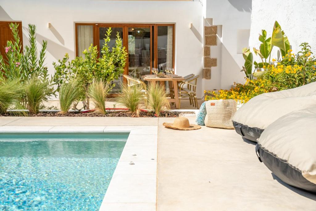 Bazén v ubytování Superior Argilos Cottage Private Pool - 300m From the beach nebo v jeho okolí