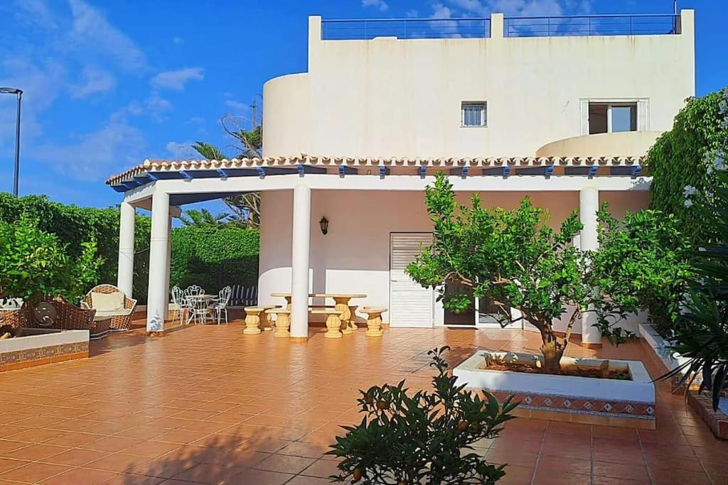 Casa blanca con mesa y patio en Casa Blanca - Mojacar Playa, en Mojácar