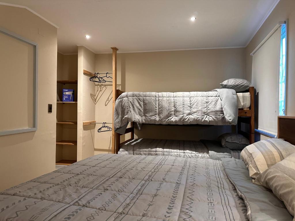 Postel nebo postele na pokoji v ubytování hostal flor de viña del mar