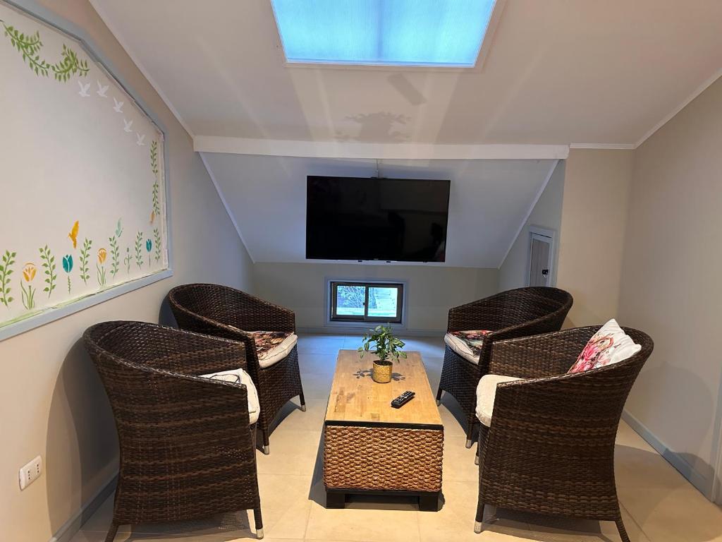 TV a/nebo společenská místnost v ubytování hostal flor de viña del mar