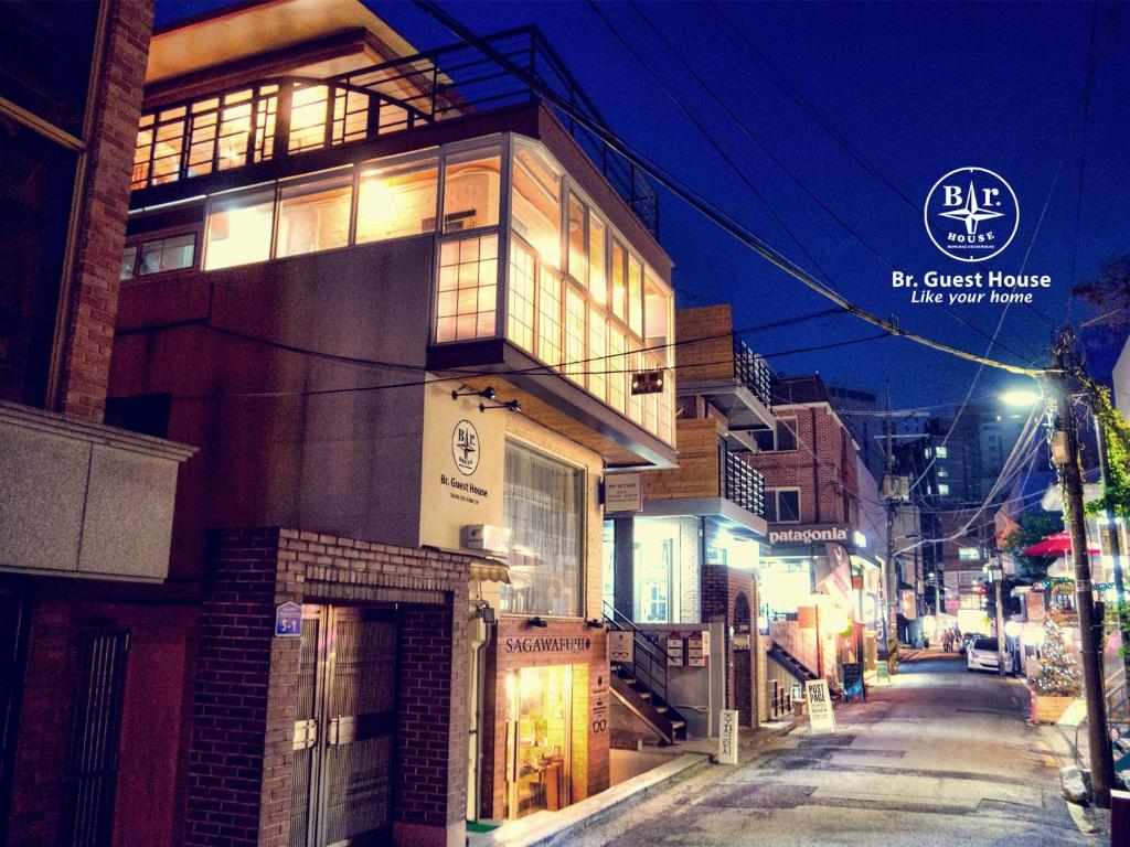 un bâtiment situé dans une rue de la ville la nuit dans l'établissement Br. Guesthouse Hongdae, à Séoul