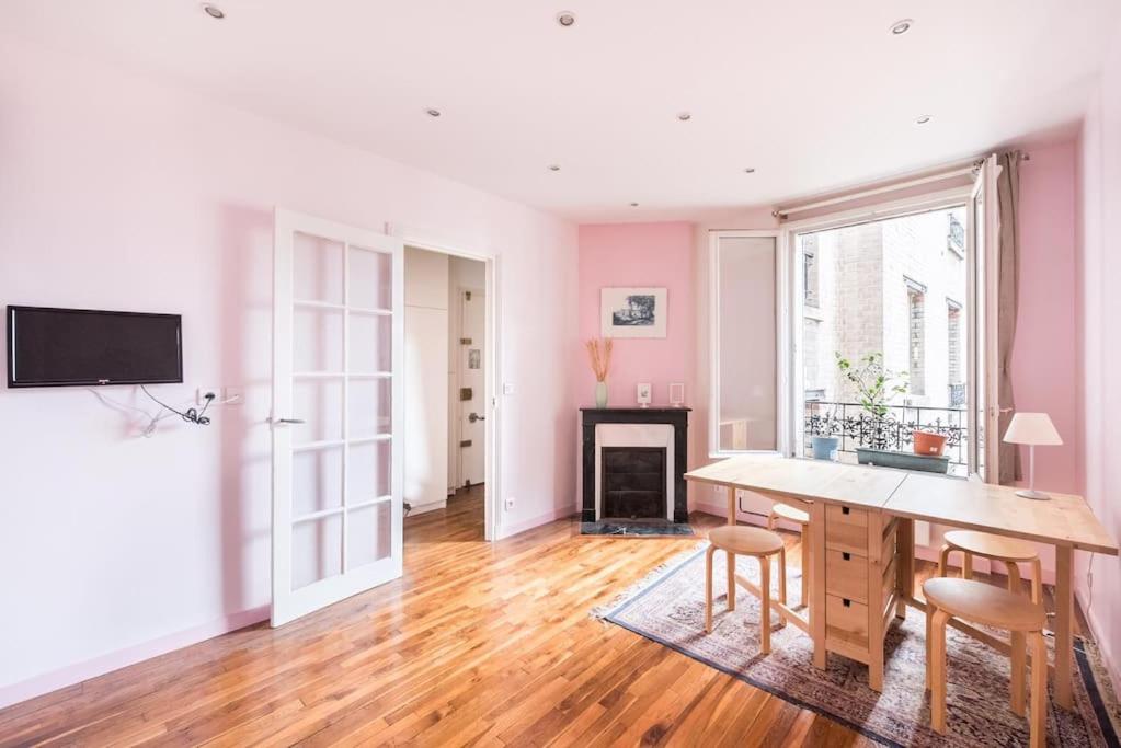 un salon avec une table et des chaises et une cheminée dans l'établissement Magnifique appartement Paris, à Boulogne-Billancourt