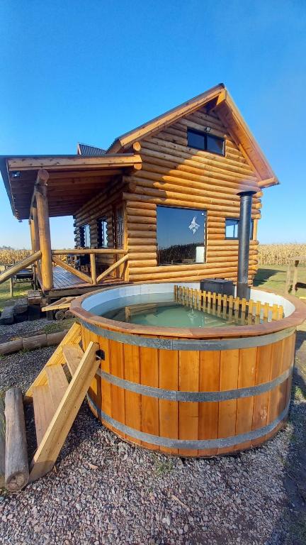 einem Whirlpool vor einem Blockhaus in der Unterkunft Estadia de campo in San Andrés de Giles