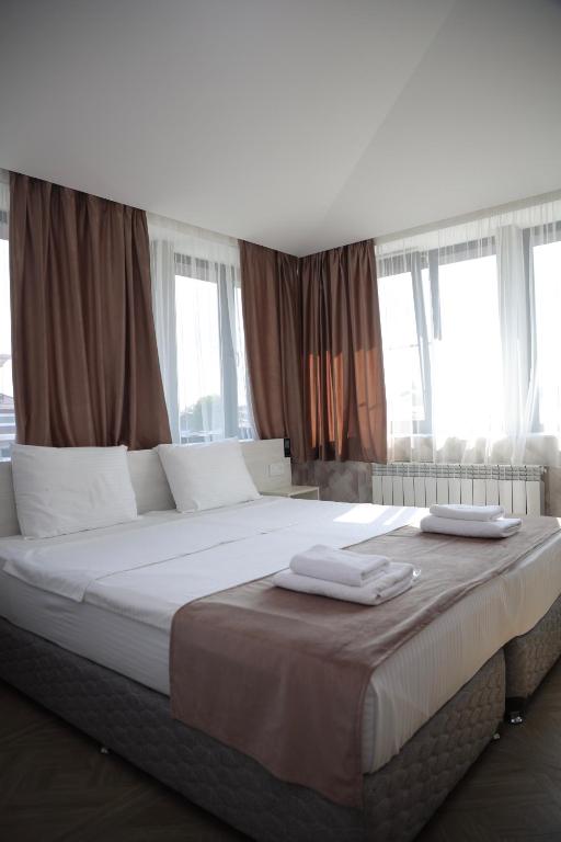 Postel nebo postele na pokoji v ubytování Chief Hotel