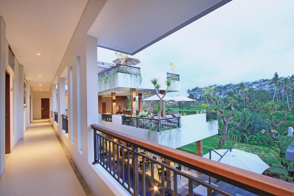 un balcón de una casa con vistas al océano en Puri Padma Hotel, en Ubud