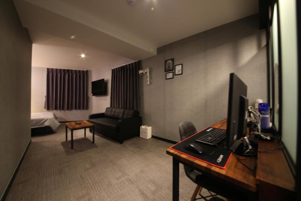 TV a/nebo společenská místnost v ubytování The Last Hotel Nampo