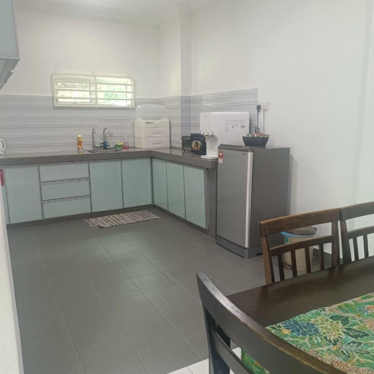Kuchyň nebo kuchyňský kout v ubytování Canal Dusun Muda Homestay Kota Bharu