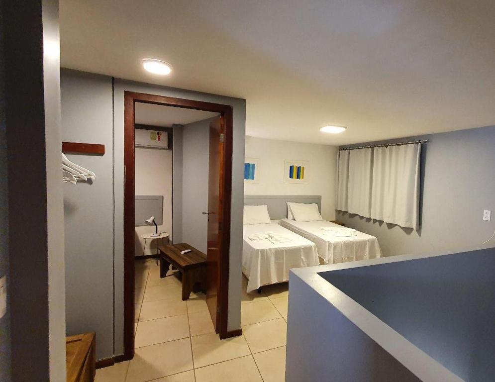 une chambre d'hôtel avec un lit et une salle de bain dans l'établissement Flat a 450 metros do centro - Praia da Pipa, à Pipa