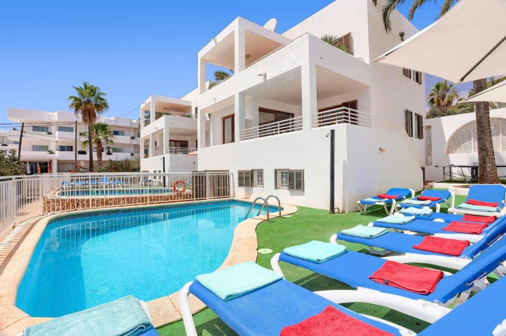 The swimming pool at or close to Villa Pou Dor by Villa Plus