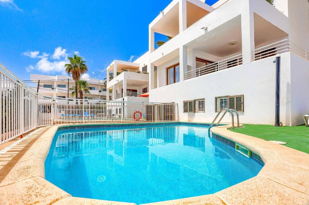 The swimming pool at or close to Villa Pou Dor by Villa Plus