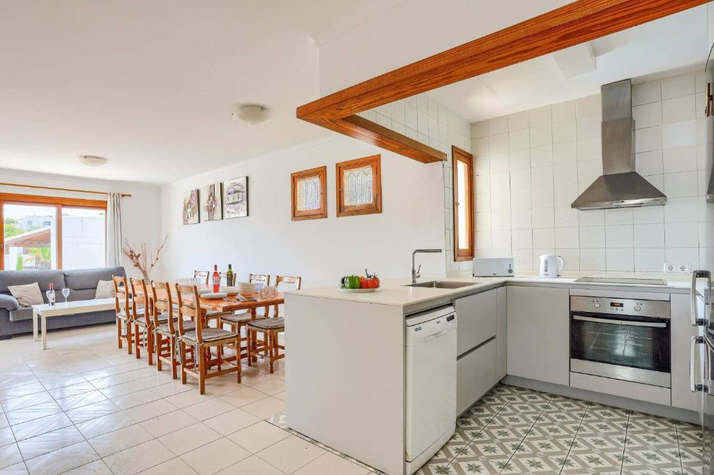 A kitchen or kitchenette at Villa Pou Dor by Villa Plus