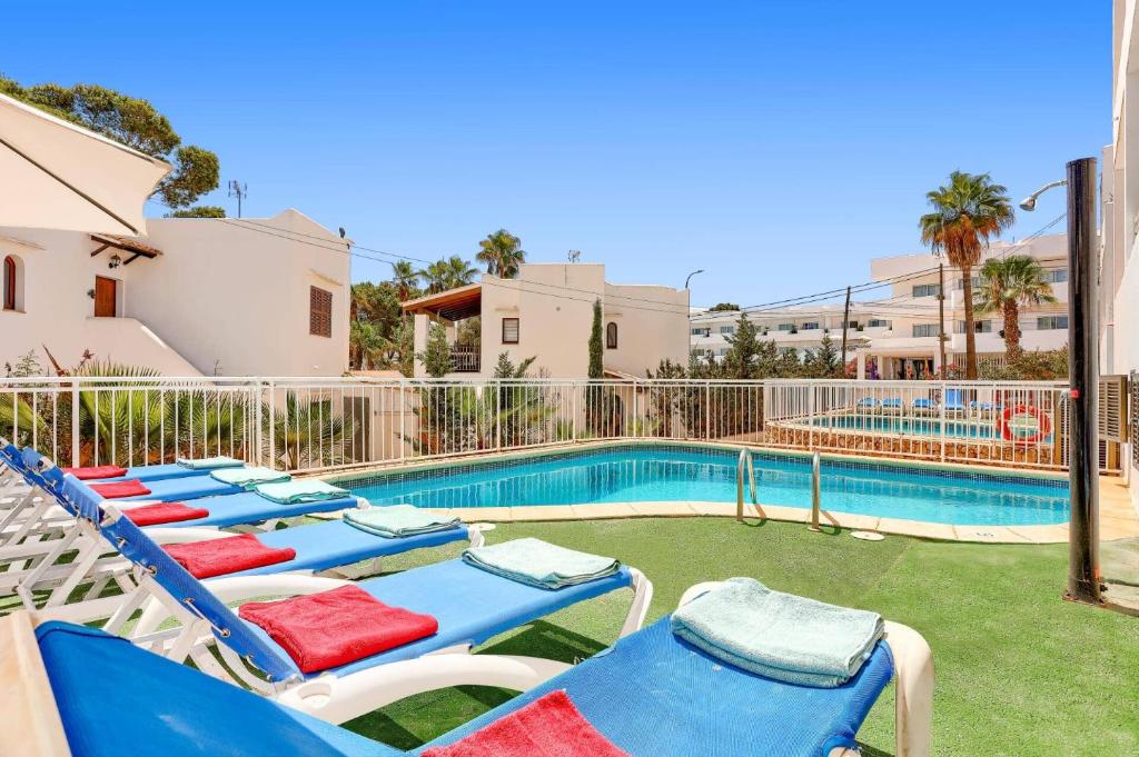 The swimming pool at or close to Villa Pou Dor by Villa Plus