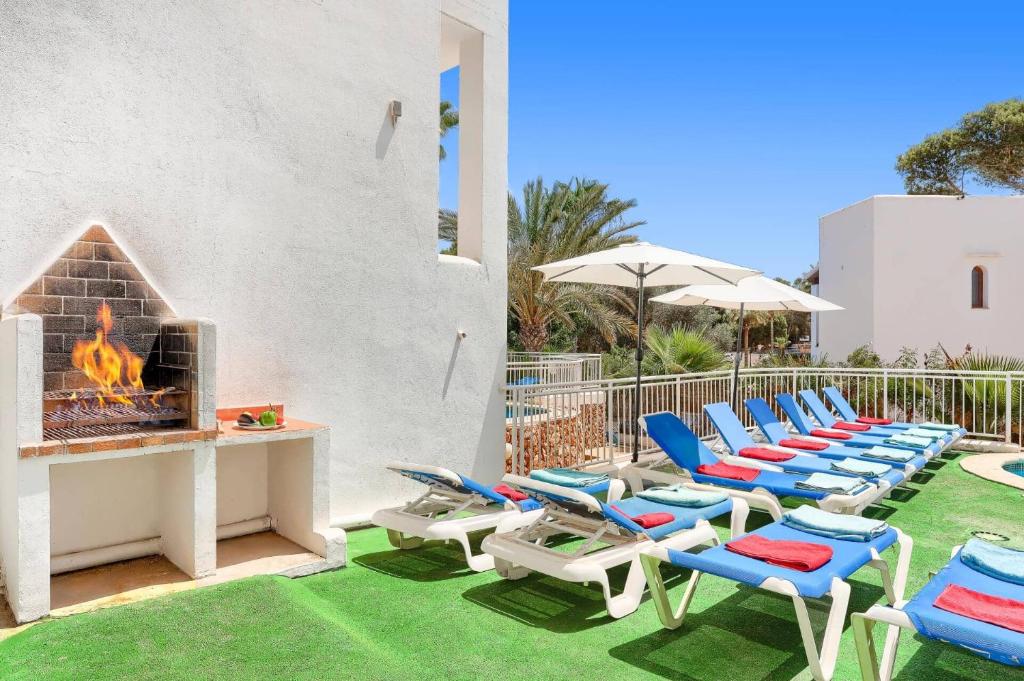 A seating area at Villa Pou Dor by Villa Plus