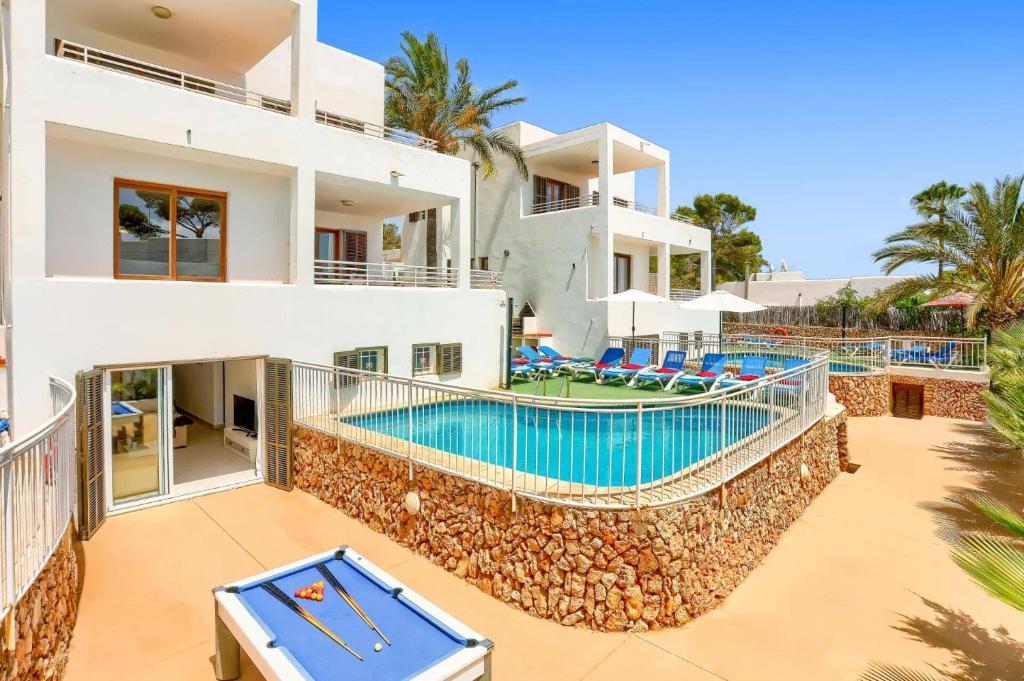 The swimming pool at or close to Villa Pou Dor by Villa Plus