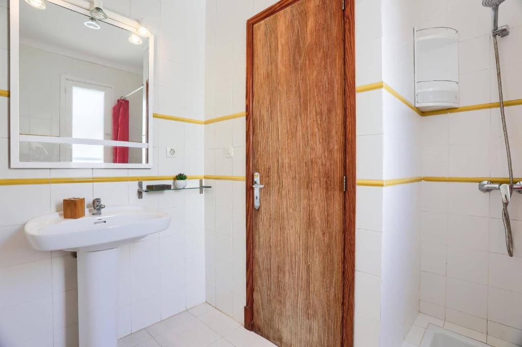 A bathroom at Villa Pou Dor by Villa Plus