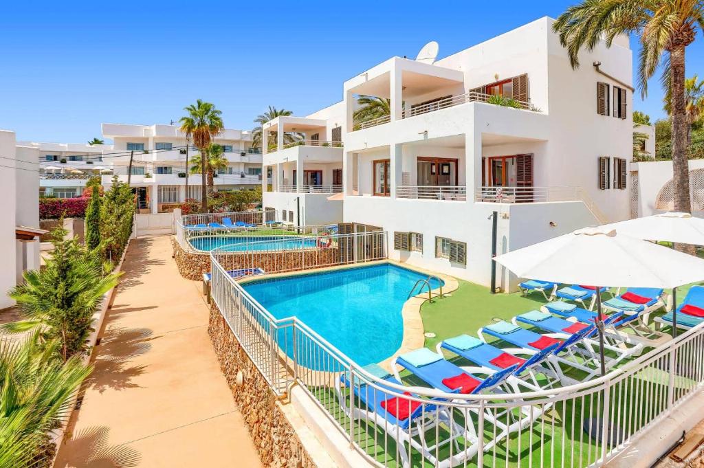 The swimming pool at or close to Villa Pou Dor by Villa Plus
