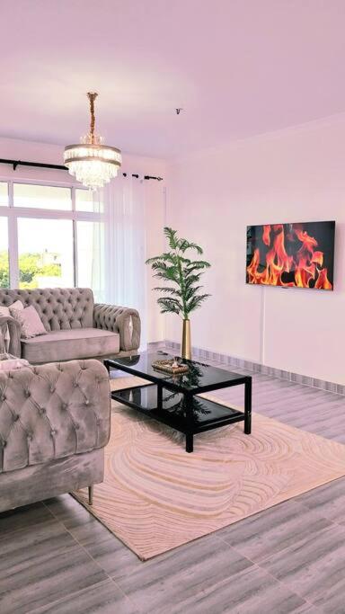 un soggiorno con un divano e un tavolino da caffè di Cosy 2 bedroom condo a Mombasa