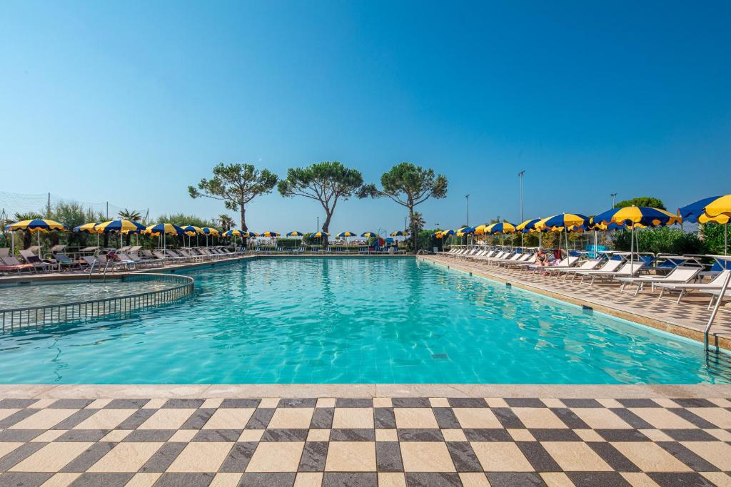 Bazén v ubytování Hotel Bellevue nebo v jeho okolí