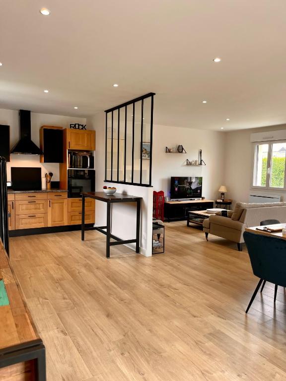 un grand salon avec une table et un canapé dans l'établissement Ti Mare Avel, à Dinard