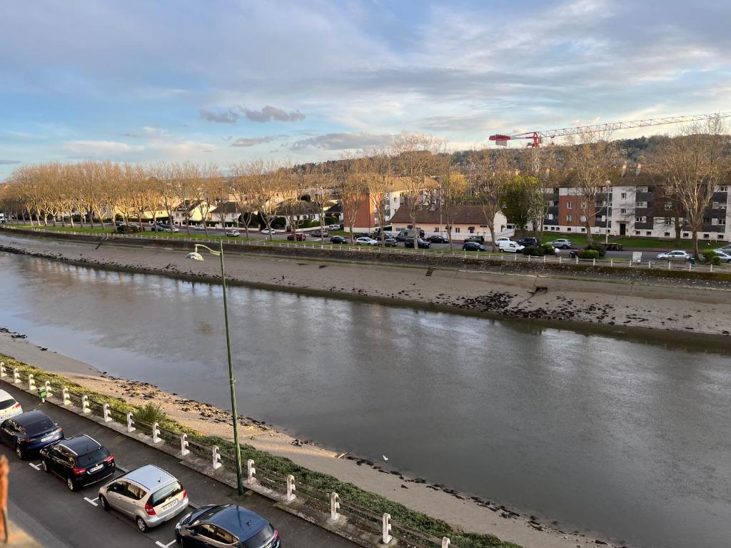 un groupe de voitures garées à côté d'une rivière dans l'établissement Trouville à pied, à Trouville-sur-Mer