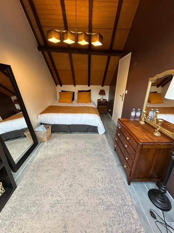 エトルタにあるCocon Normand - 100m de la plageのベッドとドレッサーと鏡のある寝室