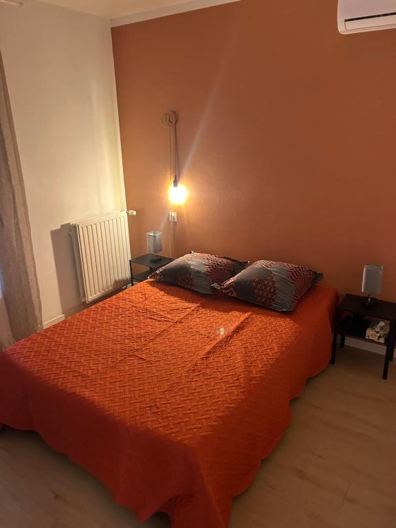 Postel nebo postele na pokoji v ubytování Maison Albi parc Rochegude