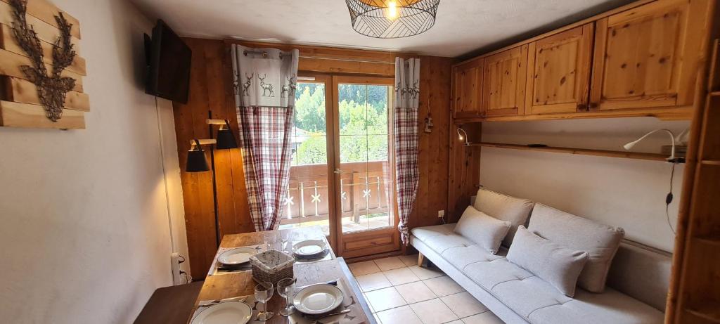un salon avec un canapé et une table dans l'établissement CHALET D- A216 - Appt 4-6 pers, à Les Deux Alpes