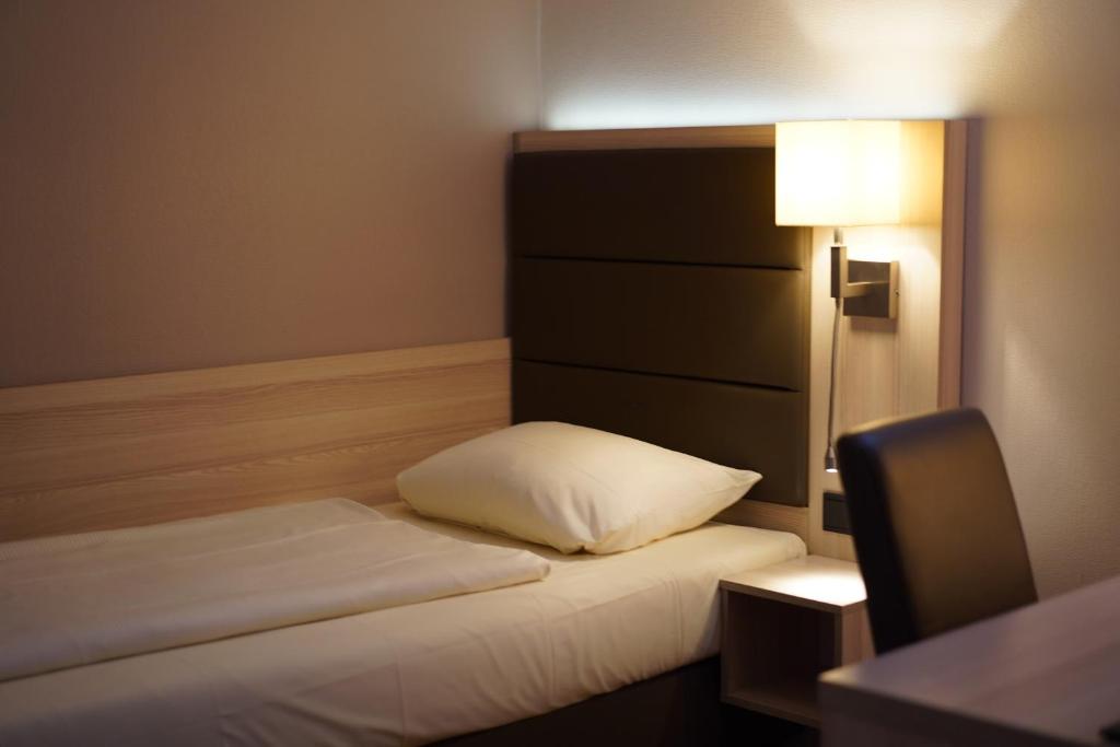 Postel nebo postele na pokoji v ubytování Gothmann's Hotel