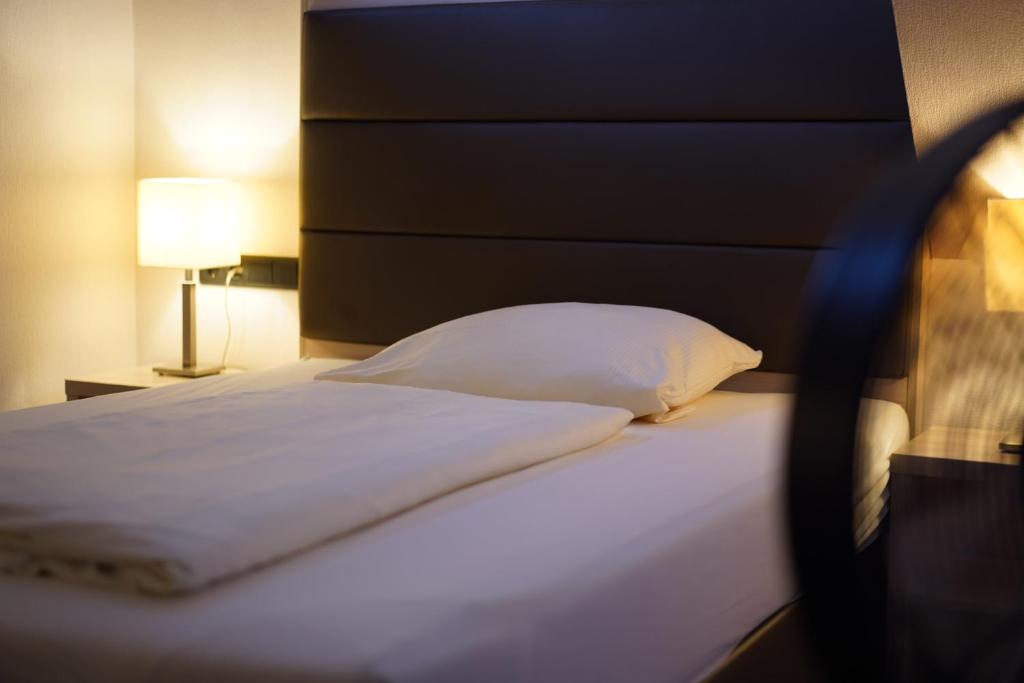 Postel nebo postele na pokoji v ubytování Gothmann's Hotel