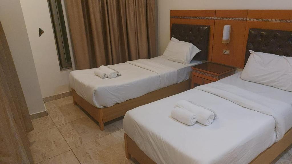 Kama o mga kama sa kuwarto sa Jawheret Alswefia Hotel Suite