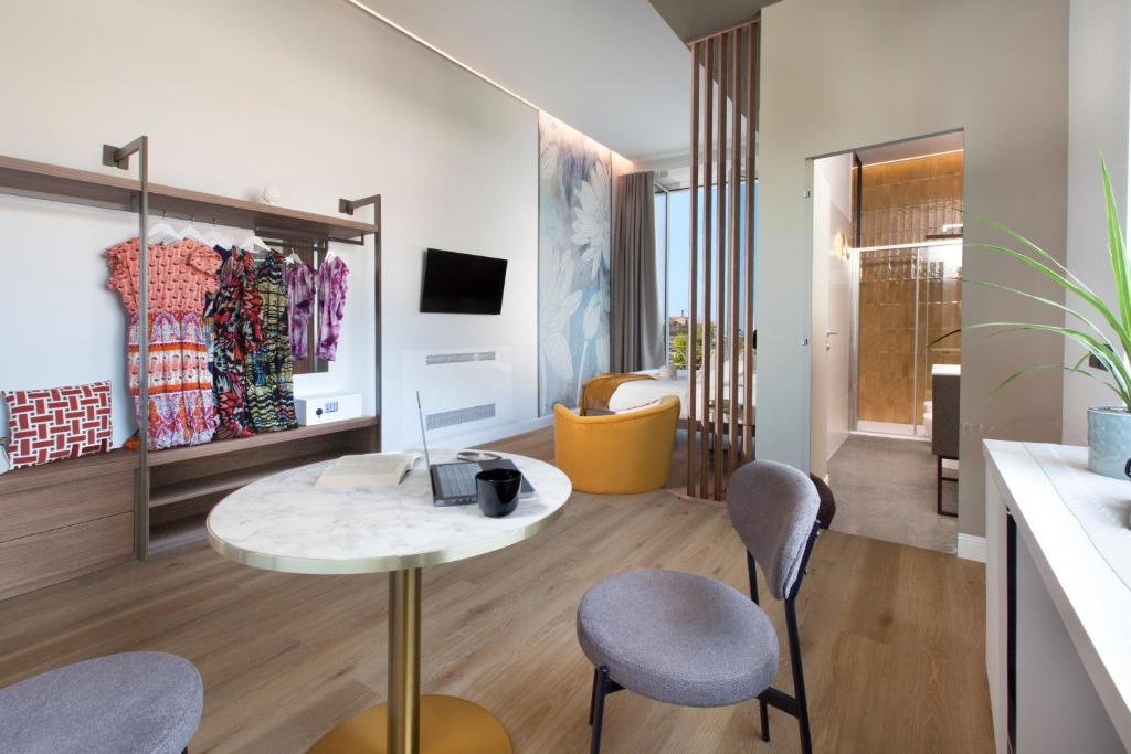 TV a/nebo společenská místnost v ubytování Vesuvius Palace Aparthotel