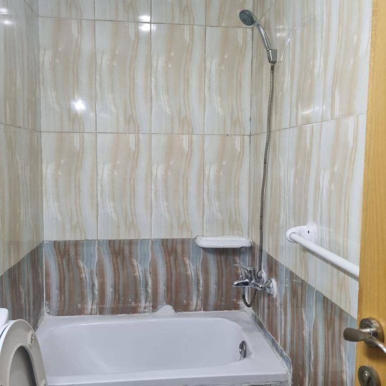 Koupelna v ubytování Stylish Stay Free Wi-Fi, Kitchen, Near Mussafah & Abu Dhabi City