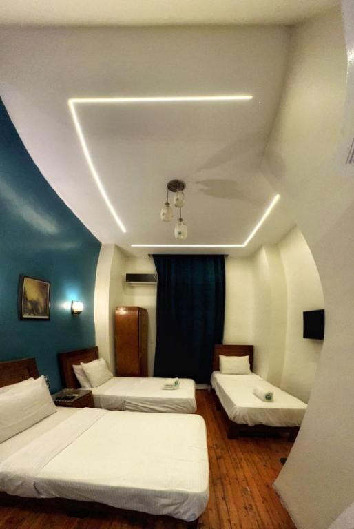 Postel nebo postele na pokoji v ubytování Minerva Grand Hostel Cairo