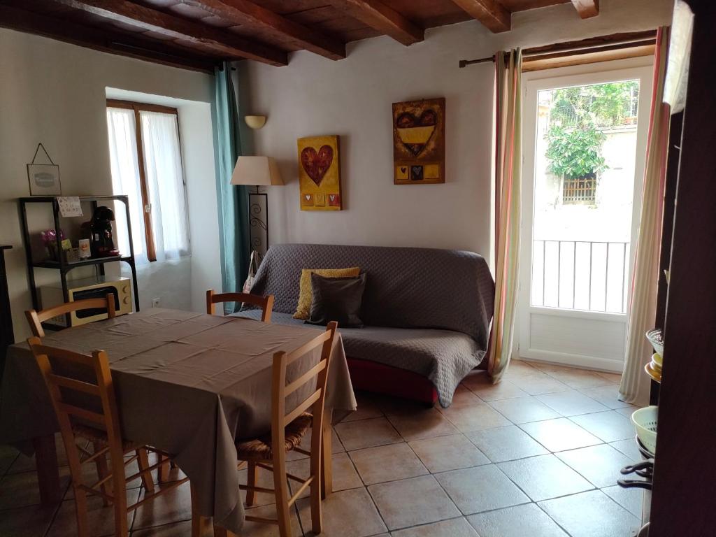 un salon avec une table et un canapé dans l'établissement OLMETA DI TUDA - T3, à Olmeta-di-Tuda