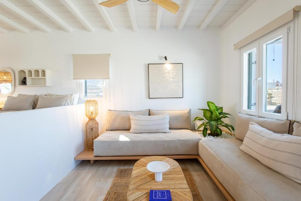 米克诺斯城SilvAir III by Silvernoses, Mykonos的带沙发和桌子的白色客厅