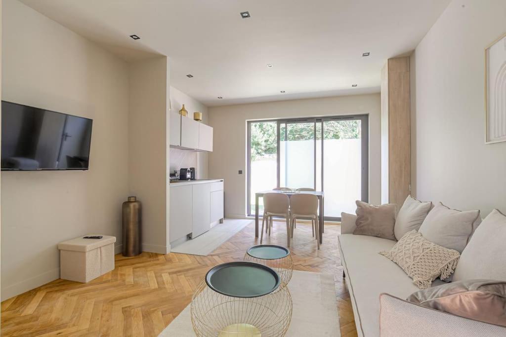 TV a/nebo společenská místnost v ubytování Bel appartement lumineux, deux pièces, Ecully