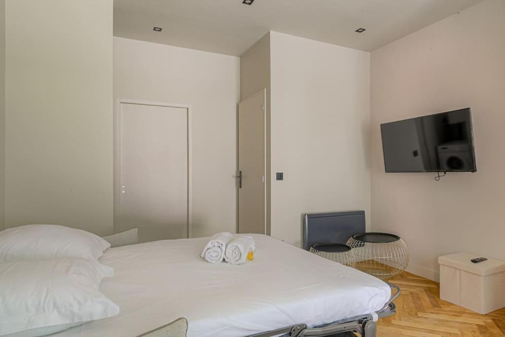 Postel nebo postele na pokoji v ubytování Bel appartement lumineux, deux pièces, Ecully