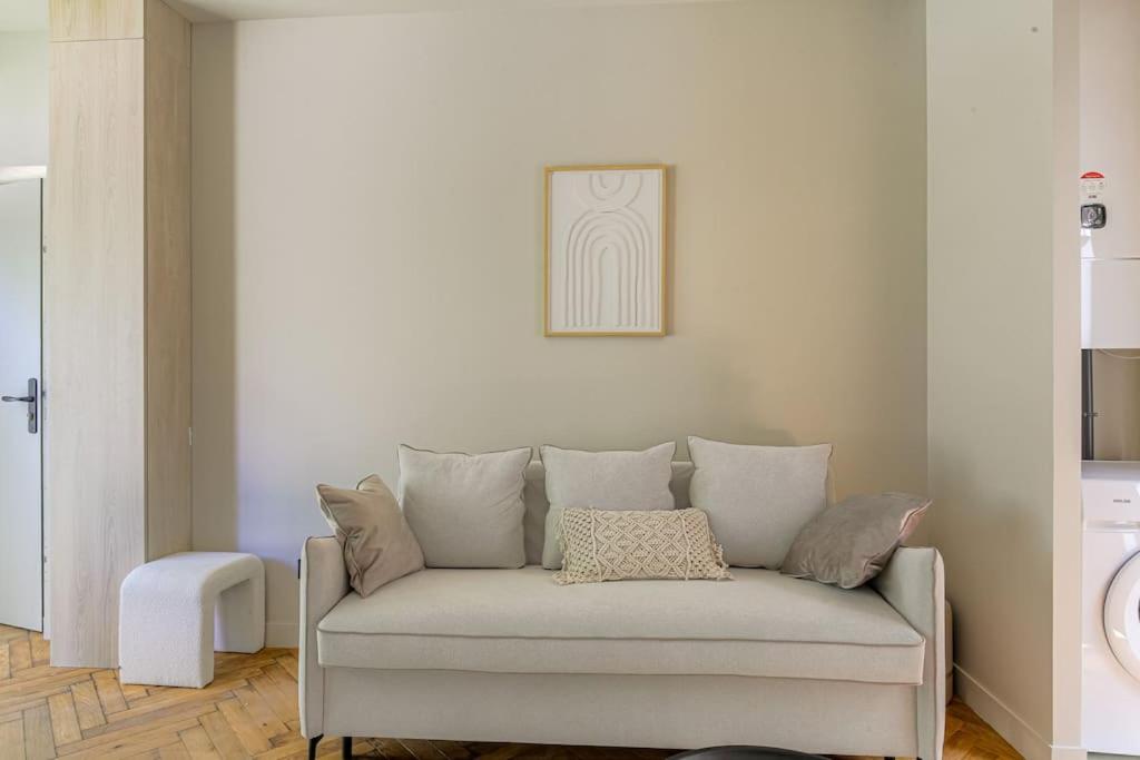 Posezení v ubytování Bel appartement lumineux, deux pièces, Ecully