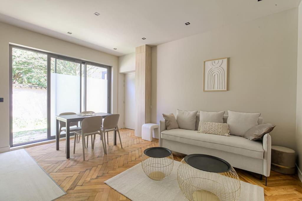 Posezení v ubytování Bel appartement lumineux, deux pièces, Ecully