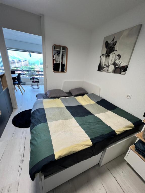 Postel nebo postele na pokoji v ubytování Vincenzo appart, Studio Confortable à Nendaz, accès Direct au Télécabine de Tracouet et Parking Souterrain Inclus