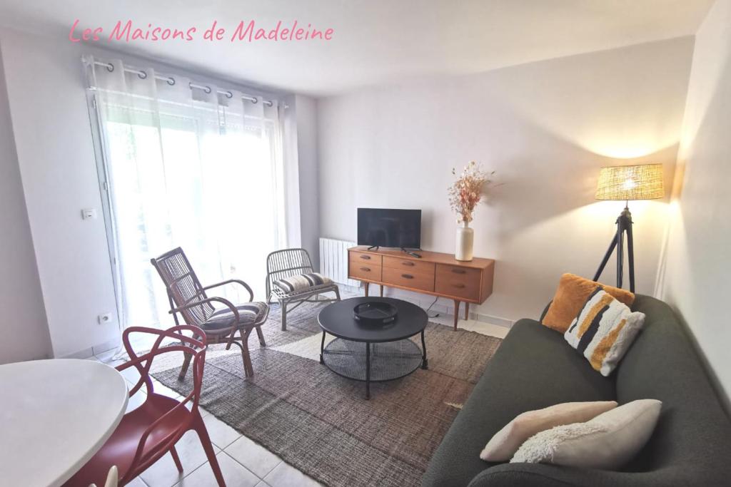 un salon avec un canapé et une table dans l'établissement Nouveau - Sérénité, à Nantes