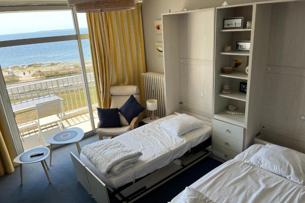 Postel nebo postele na pokoji v ubytování Studio vue mer 2eme étage thalasso 79