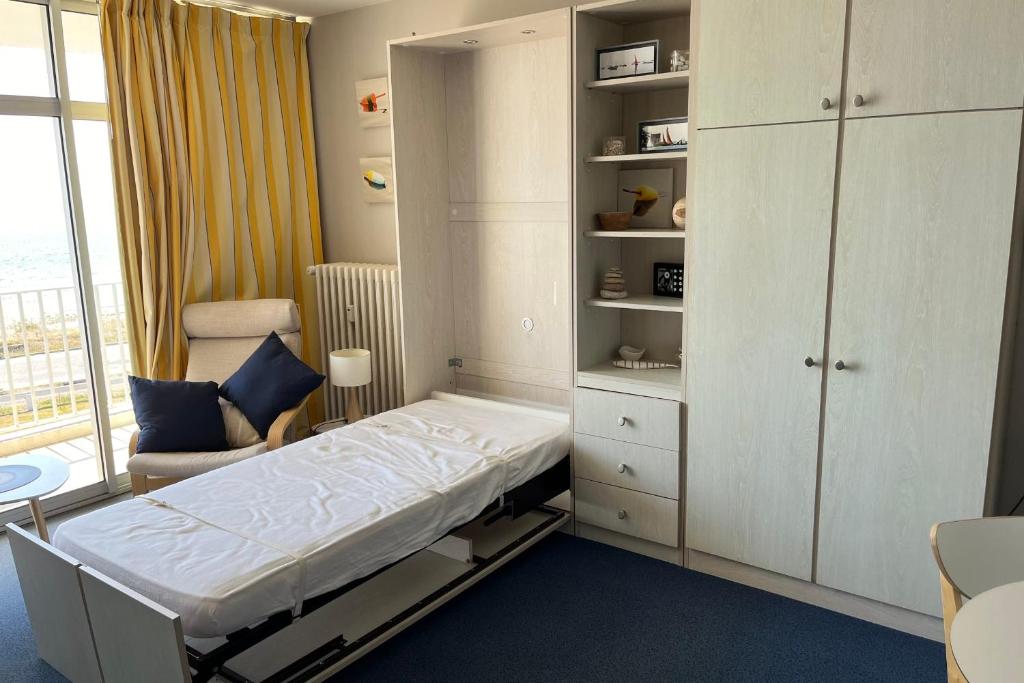 Postel nebo postele na pokoji v ubytování Studio vue mer 2eme étage thalasso 79