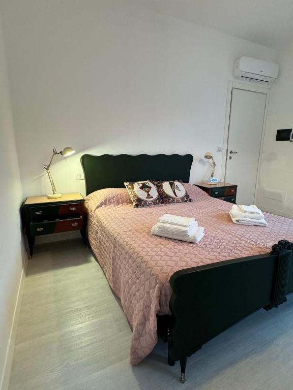 Postel nebo postele na pokoji v ubytování Avi Rooms