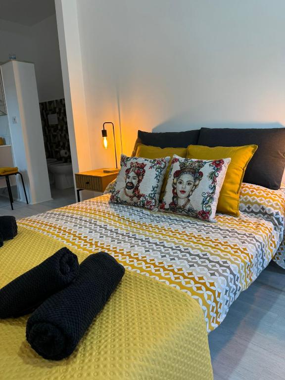 Postel nebo postele na pokoji v ubytování Avi Rooms