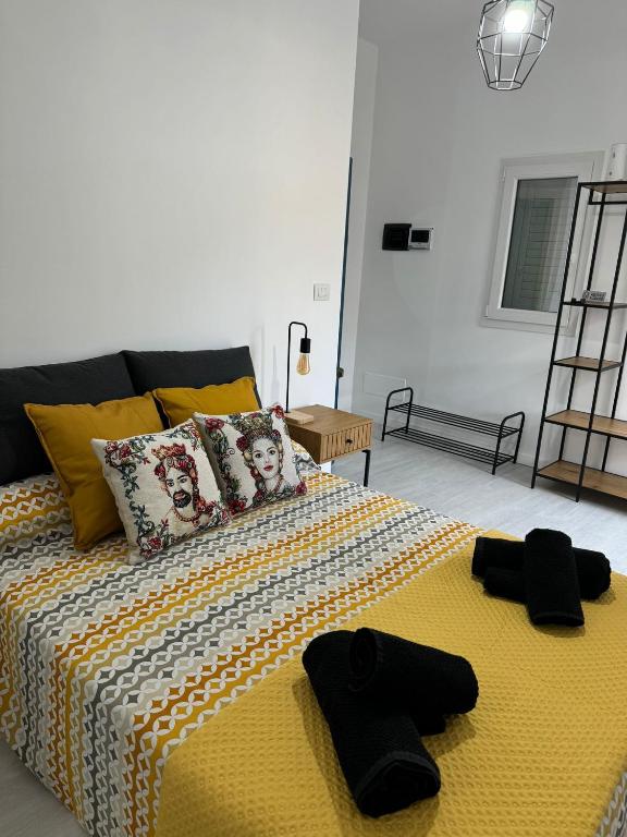 Postel nebo postele na pokoji v ubytování Avi Rooms