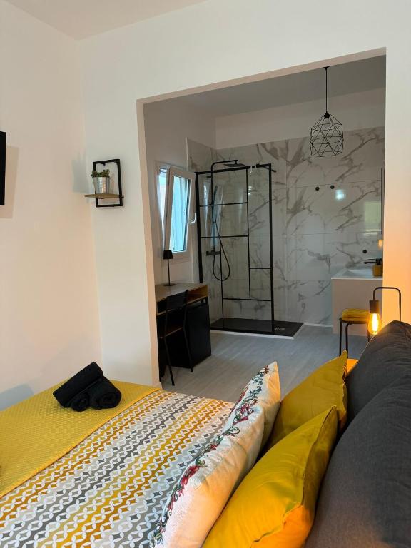 Postel nebo postele na pokoji v ubytování Avi Rooms