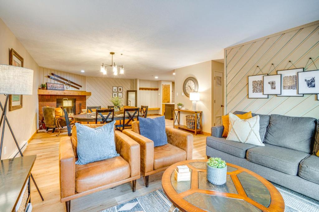 Χώρος καθιστικού στο 1 Block to Main St Modern Breckenridge Condo!
